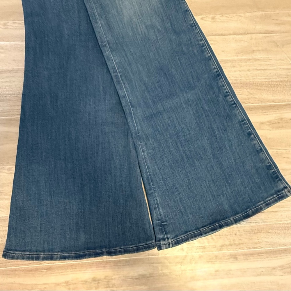 American Eagle Super Hi-Rise Flare Jeans — Size 6 Regular - Picture 5 of 11